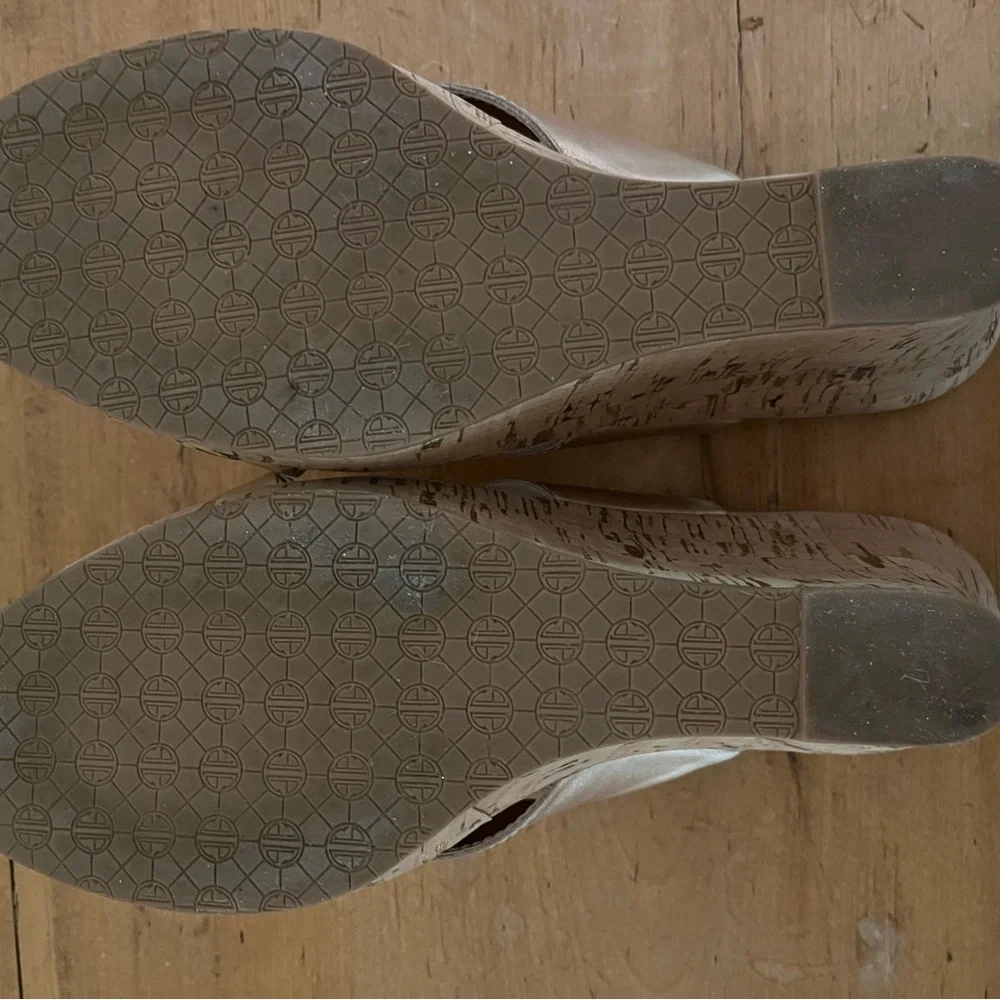 Lilly Pulitzer Metallic Gold Mules - Picture 6 of 7